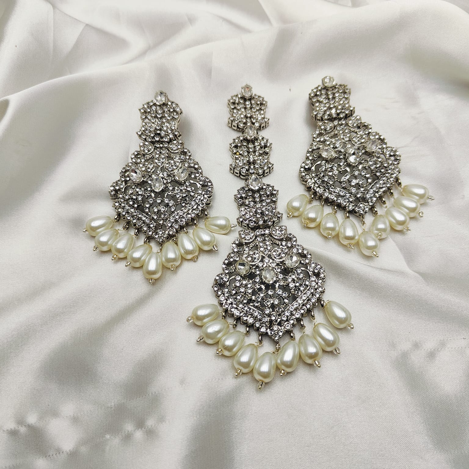 Glamorous Tika & Earrings