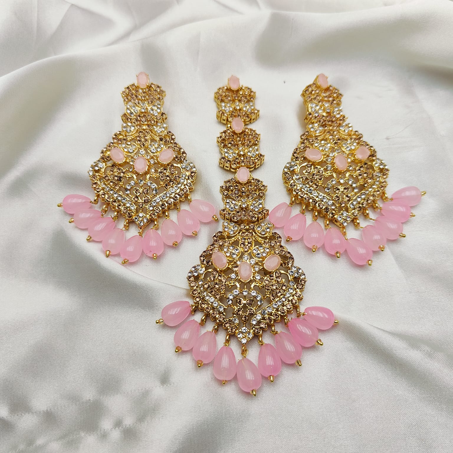 Glamorous Tika & Earrings