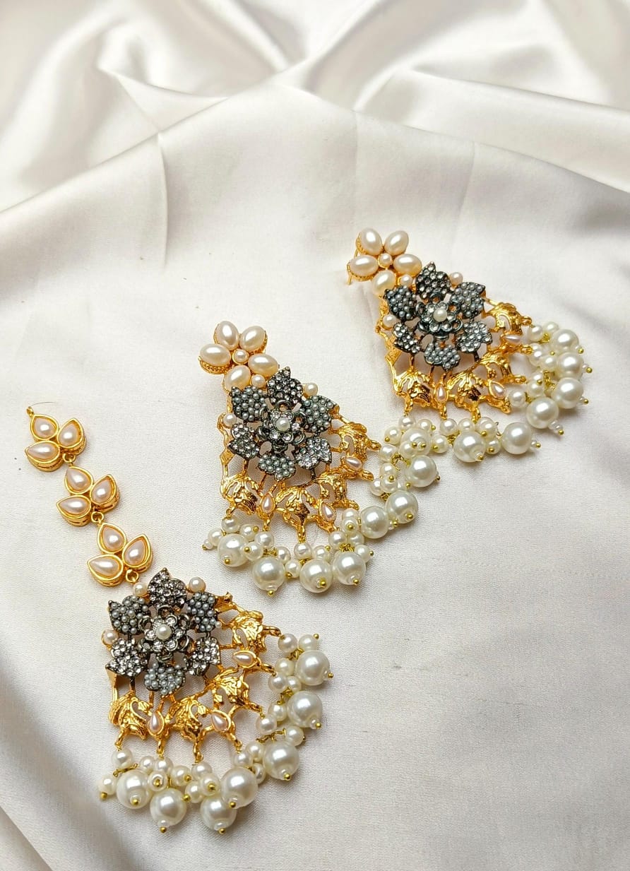 Delightful Tika & Earrings