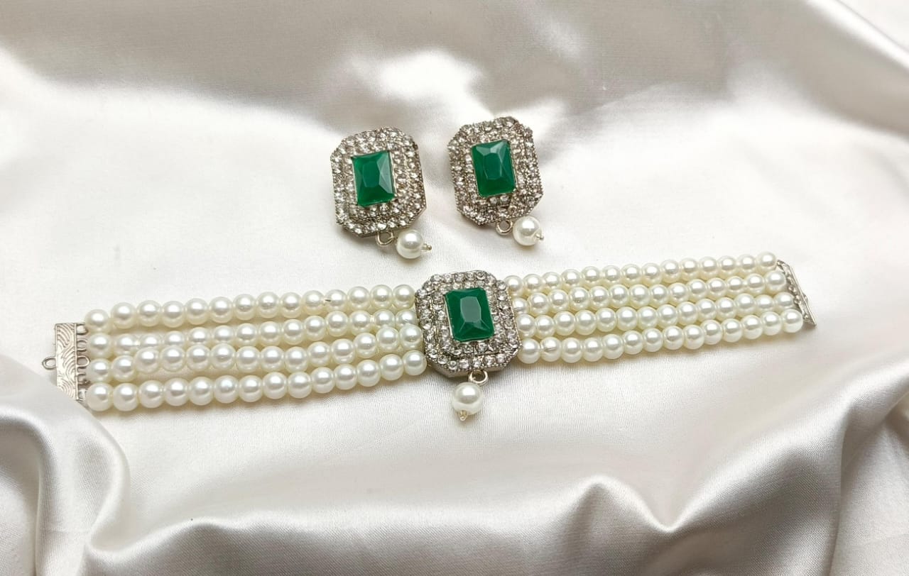 Simple White Pearls Choker