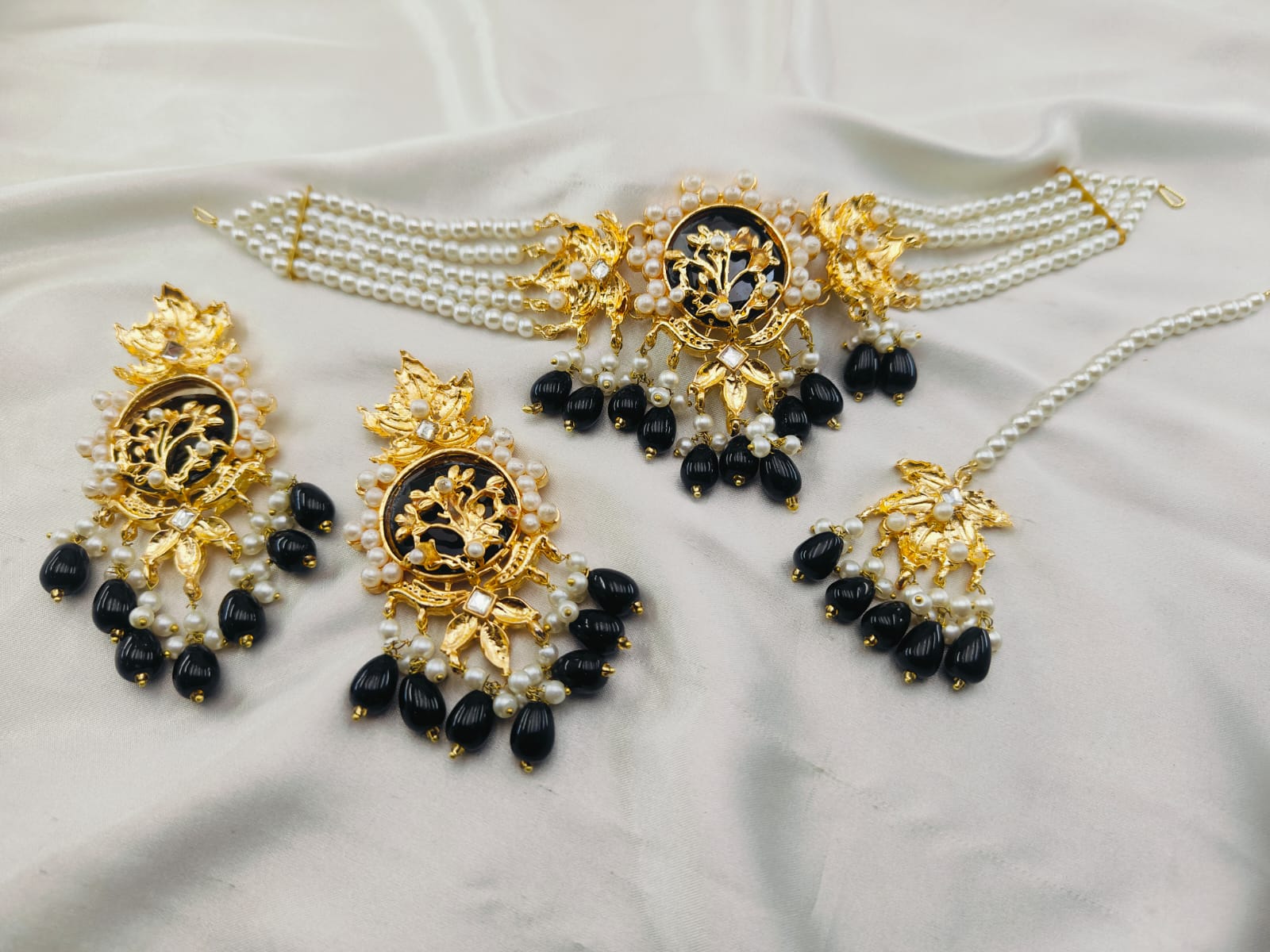 Golden Base Neacklace Set