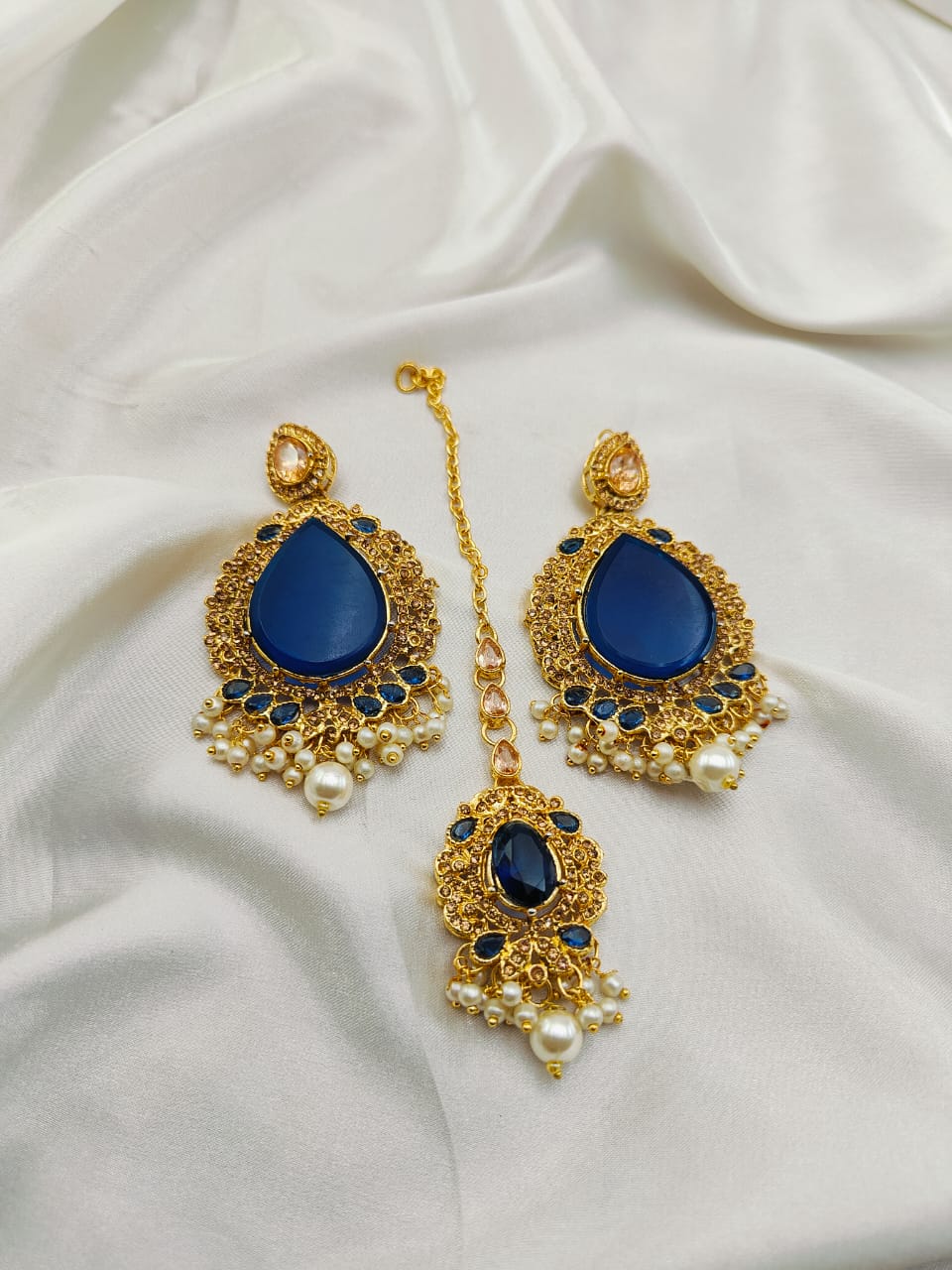 Stones Tika & Earrings