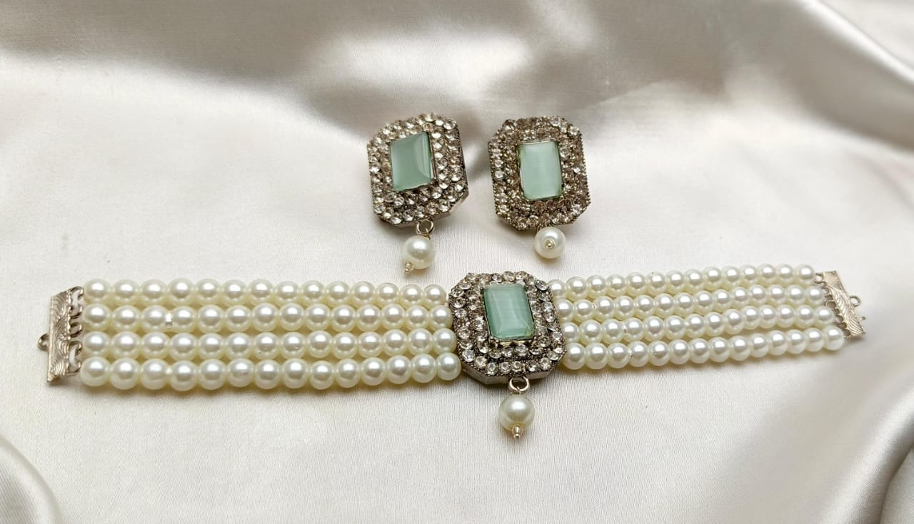 Simple White Pearls Choker