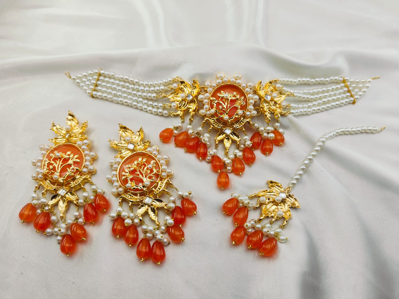 Golden Base Neacklace Set