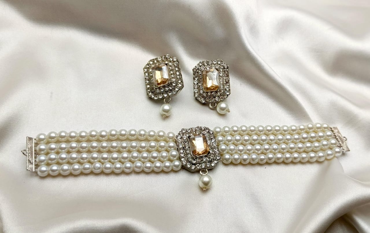 Simple White Pearls Choker