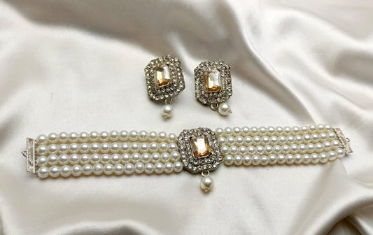 Simple White Pearls Choker
