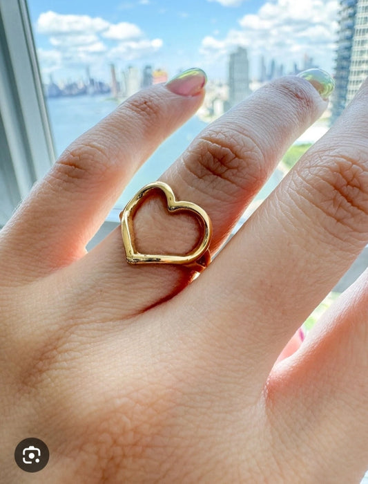 The Golden Outline Heart Ring
