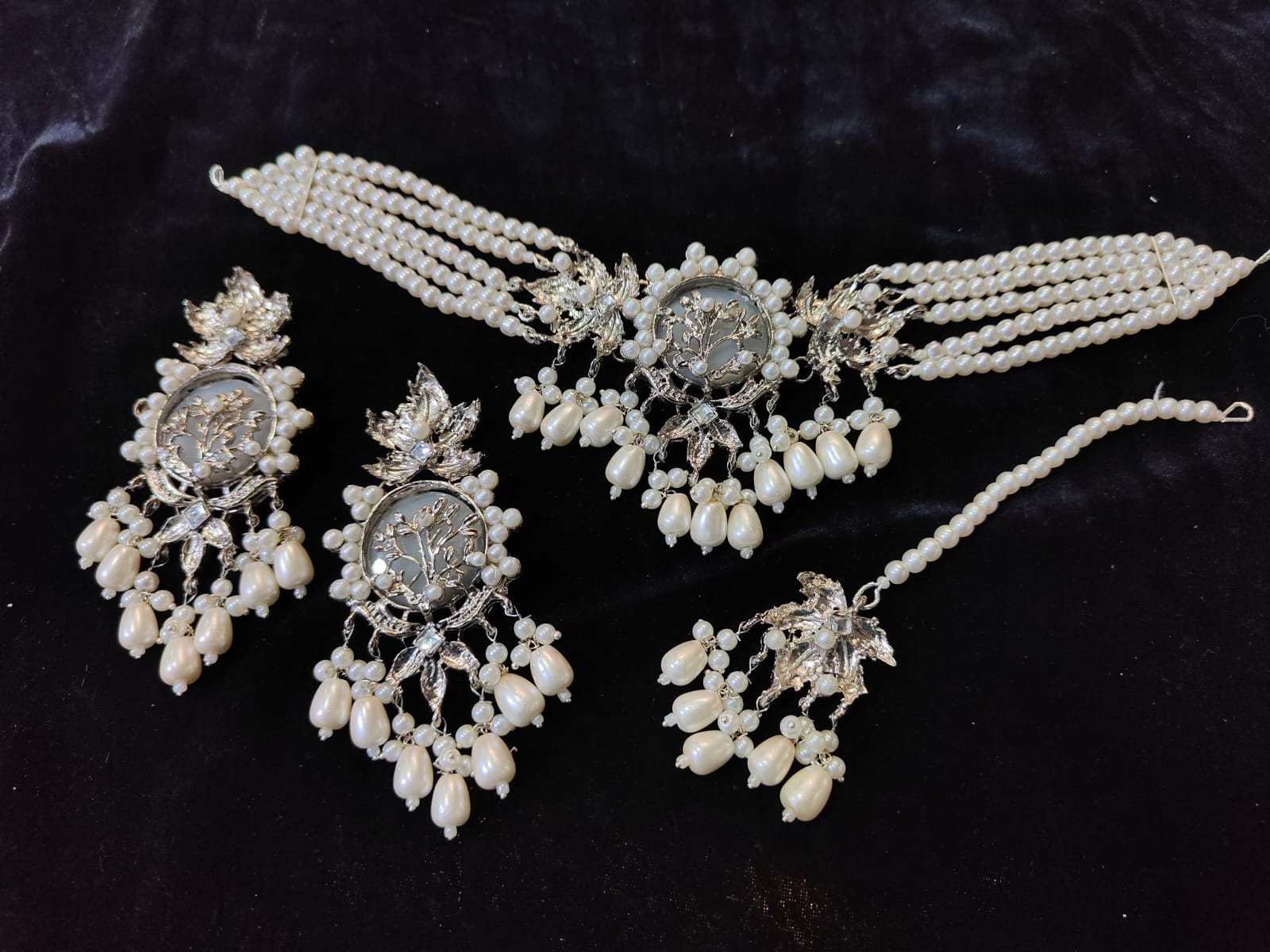 Silver Base Neacklace Set