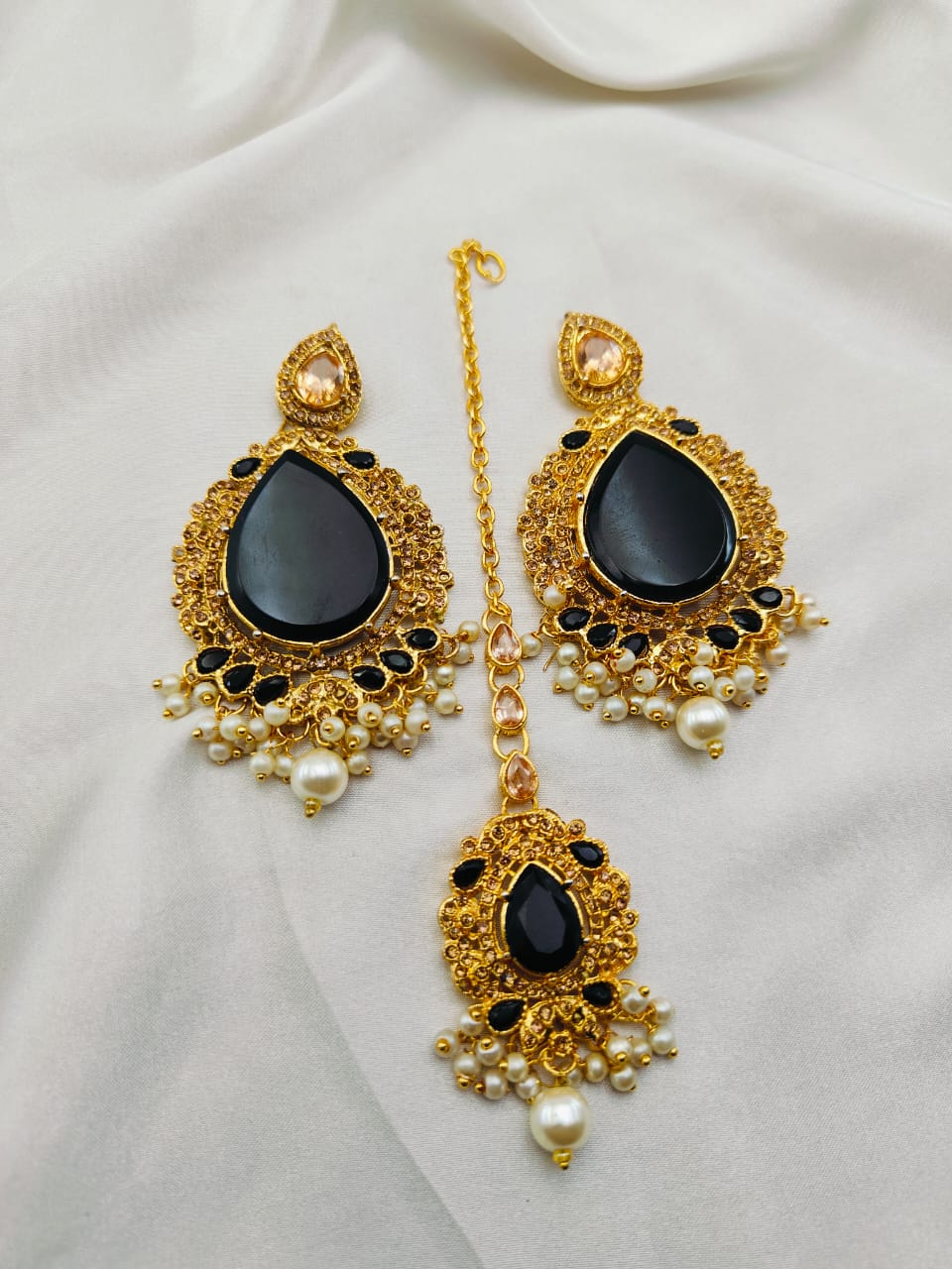 Stones Tika & Earrings